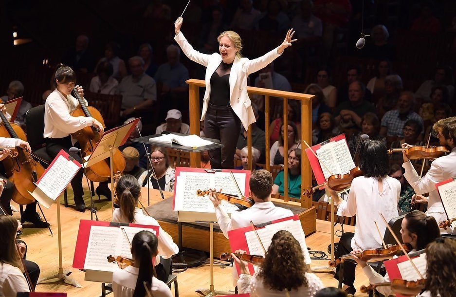 Agata Zając conducting an orchestra