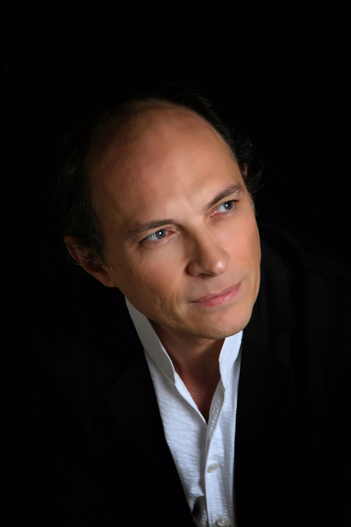 Photo portrait of pianist Carlo Guaitoli