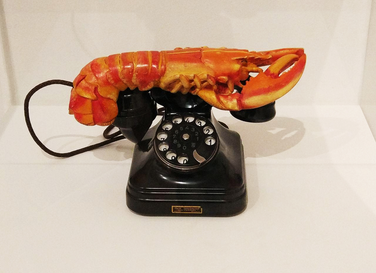 A lobster and a bakelite dialed telephone