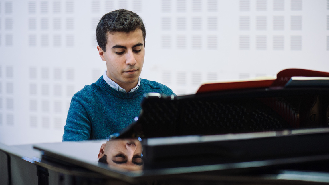 RNCM student plays a grand piano.