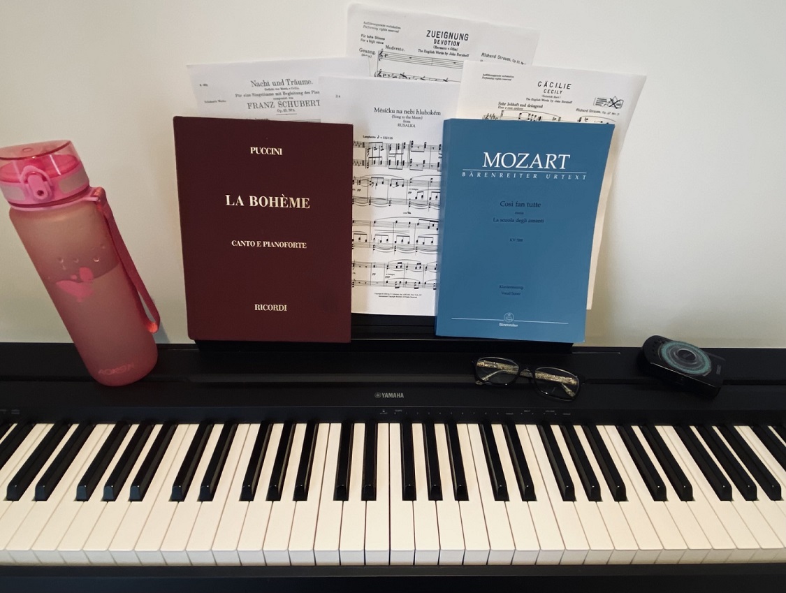 A piano with opera scores 