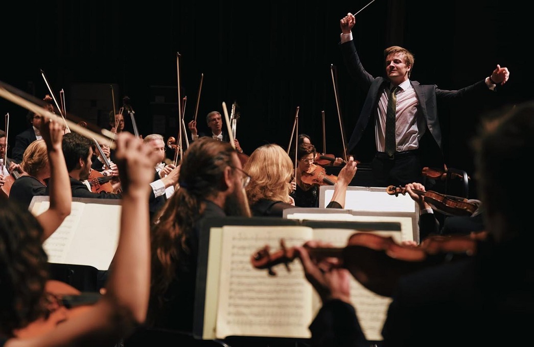 Miguel Sepúlveda conducting an orchestra