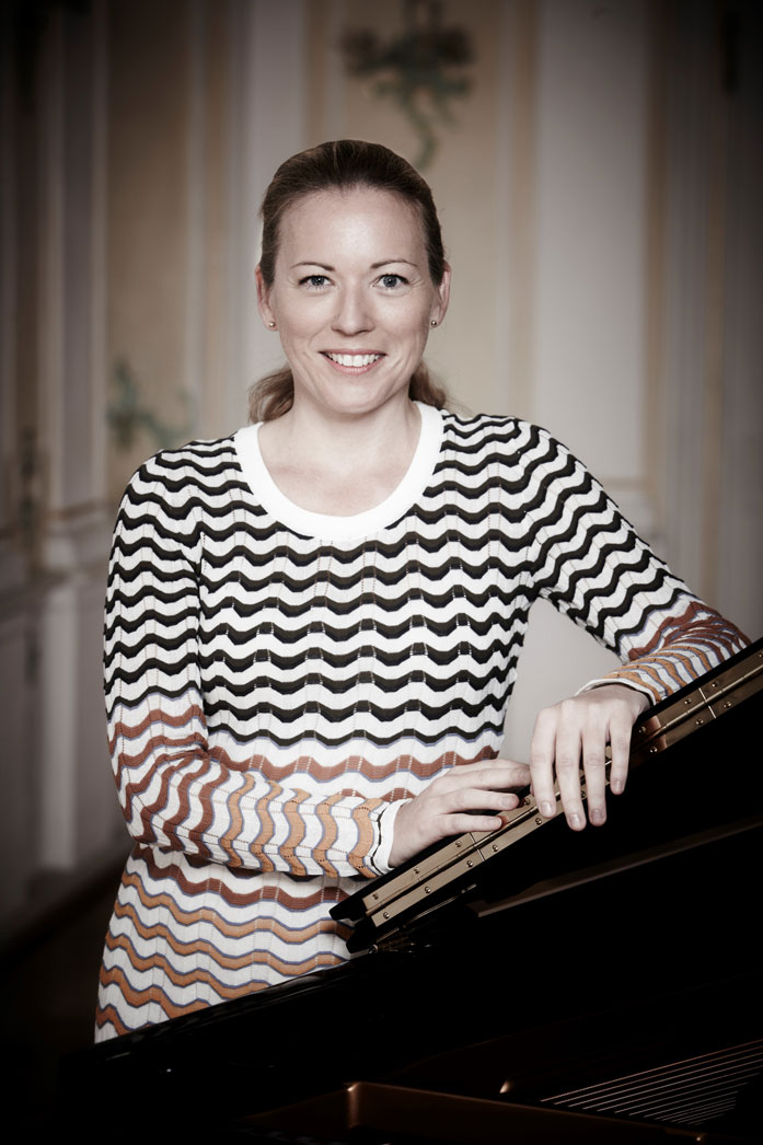 Photo portrait of pianist Uta Weyand